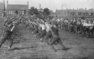 Rekruten lernen den Gebrauch des Bajonetts, 1915 von Unbekannt