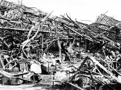 Renault-Fabrik durch alliierte Bomben zerstört, Sevres, bei Paris, 1940-1944 von Unbekannt