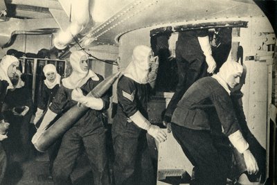 Royal Marines beim Umgang mit Munition an Bord der HMS Illustrious, Zweiter Weltkrieg, ca. 1939-ca. 1943 1944 von Unbekannt