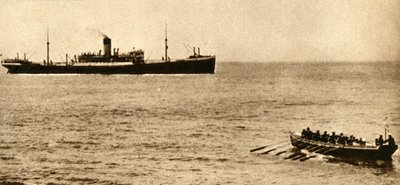 Königliche Marinekutter, der sich darauf vorbereitet, die Schiffspapiere zu prüfen, Erster Weltkrieg von Unbekannt