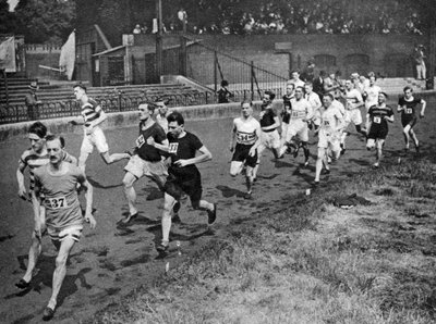 Halbmeilenlauf am Civil Service Sports Day, Stamford Bridge, London von Unbekannt