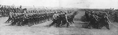 Russische Truppen paradieren während des Besuchs des französischen Präsidenten Raymond Poincaré in Russland, 22. Juli 1914 von Unbekannt