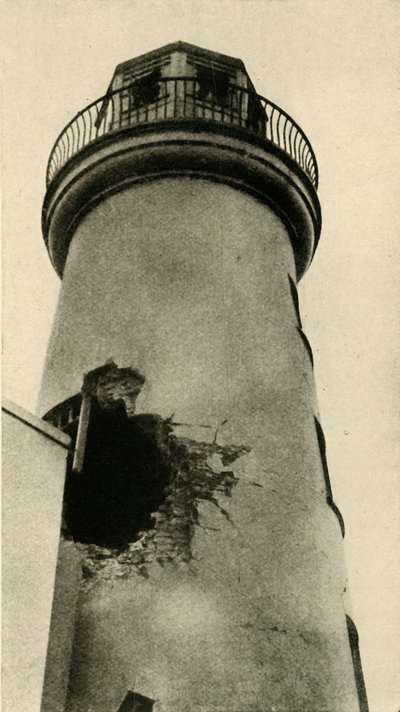Leuchtturm von Scarborough von einer deutschen Bombe getroffen, Erster Weltkrieg, Dezember 1914, um 1920 von Unbekannt