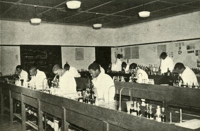Szenen in einem einheimischen College - Studenten der Bakteriologie am Fort Hare Native College in Alice von Unbekannt