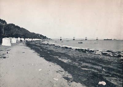 Meeresblick - Der Badestrand und die Hängebrücke, 1895 von Unbekannt