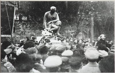 Sergei Jessenin bei der Einweihung des Koltsov-Razin-Denkmals, 1918 von Unbekannt