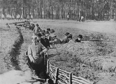 Zivilisten besichtigen die Ausstellungsschützengräben am Stadtrand von Berlin, 1915 von Unbekannt