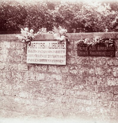 Schild zum Gedenken an Zivilisten, die von den Deutschen erschossen wurden, Dinant, Belgien, um 1914-1918 von Unbekannt