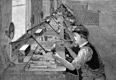 Löten von Fahrradteilen in einer amerikanischen Fabrik, um 1900 von Unbekannt