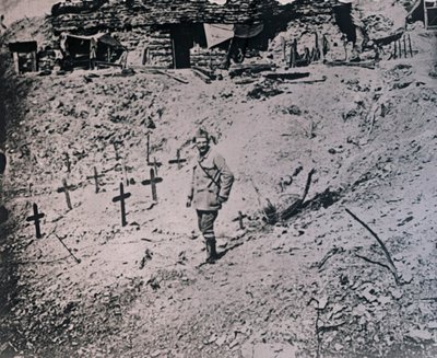 Soldat unter Holzkreuzen, um 1914-1918 von Unbekannt