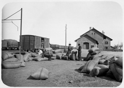 Soldaten der französischen Fremdenlegion in einem Bahnhofsbereich, Syrien, 20. Jahrhundert von Unbekannt