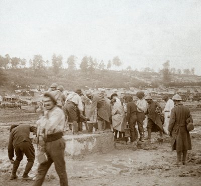 Soldaten stehen im Schlamm für Wasser an, Genicourt, Nordfrankreich, ca. 1914-1918 von Unbekannt