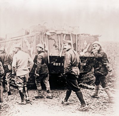 Soldaten gehen hinter einem Panzer, ca. 1914-ca. 1918 von Unbekannt