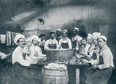 Einige der Köche bereiten die Suppe in der Messagerie Van Gand vor, um 1914 von Unbekannt