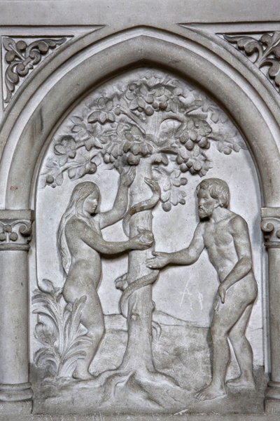 St. Martins katholische Kirche, Villers-sur-Mer, Frankreich. Relief: Adam und Eva von Unbekannt
