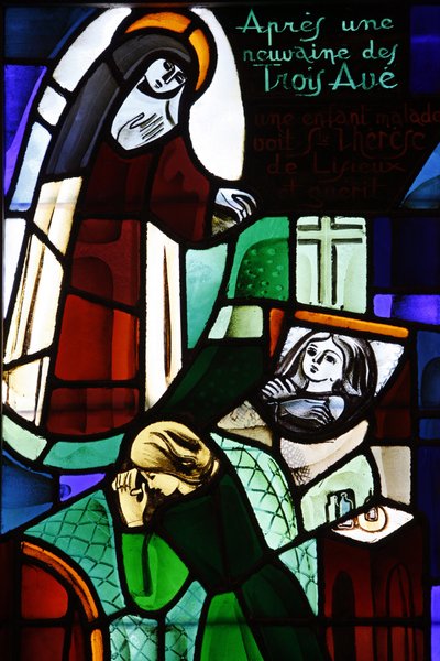 Glasfenster, das Sainte Thérèse de Lisieux darstellt, wie sie ein krankes Kind heilt, in der Kirche Notre-Dame-de-la-Trinité, Blois, Frankreich von Unbekannt