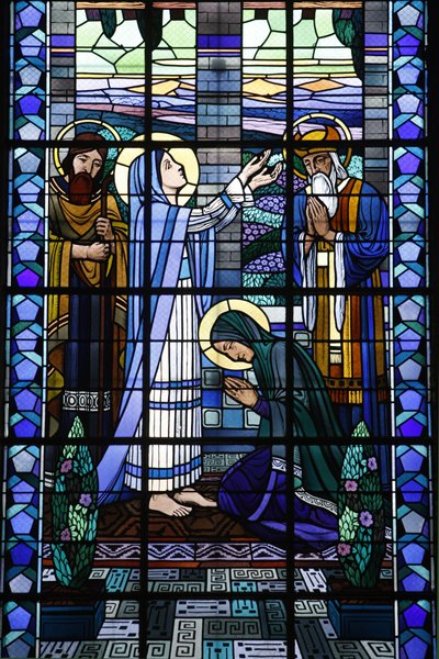 Glasfenster in der katholischen Kirche Notre Dame du Rosaire: Die Heimsuchung, Saint-Ouen, Frankreich von Unbekannt