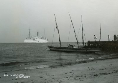 Dampfschiff Atlantis vor Bathurst, Gambia, 20. Jahrhundert von Unbekannt
