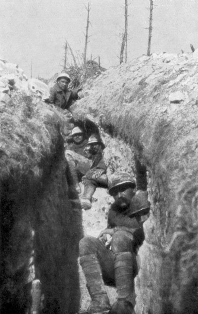 Tragen von Verwundeten in einem Graben, südlich von Cornillet, Erster Weltkrieg, 20. Mai 1917 von Unbekannt