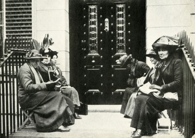 Suffragetten warten vor der Haustür von Sir Edward Carsons Londoner Haus, 6. April 1914, 1947 von Unbekannt