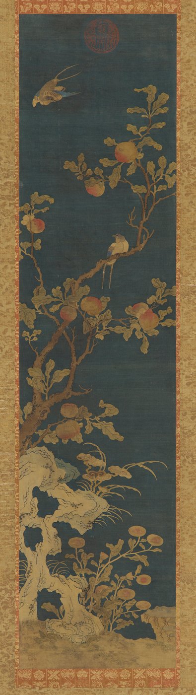 Wandteppich: Vögel, Pfirsichbaum, Felsen und Blumen auf blauem Grund, Qing-Dynastie, 1644-1911 von Unbekannt