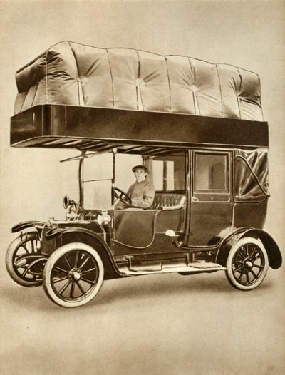 Taxi mit Gasbeutelvorrichtung auf speziell angepasstem Dach, 1914-1918, 1935 von Unbekannt