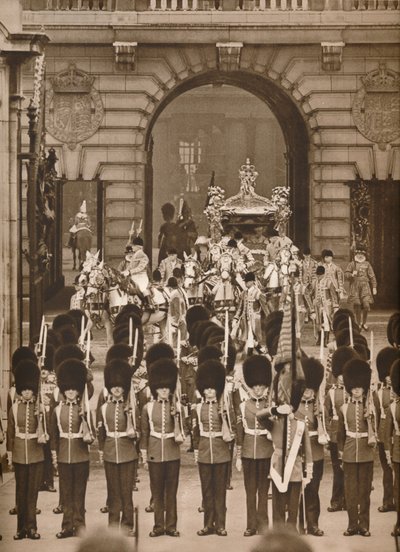 Die Krönungsprozession zur Abtei, 1937 von Unbekannt