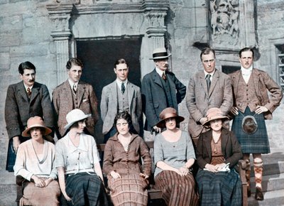 Der Herzog von York mit der Jagdgesellschaft des Earl of Strathmore, Glamis Castle, 1921, 1923 von Unbekannt