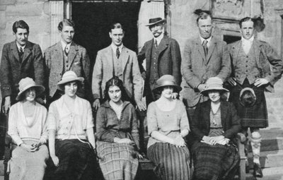 Der Herzog von York mit der Jagdgesellschaft des Earl of Strathmore, Schottland, 1921 von Unbekannt