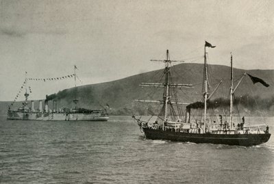 Die Nimrod passiert H.M.S. Powerful im Hafen von Lyttelton, 1. Januar 1908 von Unbekannt