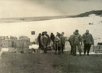 Die Gruppe, die den Mount Erebus bestieg und die Hütte verließ, 1908 von Unbekannt