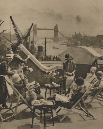 Der Pool vom Dachgarten des Langbourne Clubs für Stadtfrauen, 1920er Jahre, um 1935 von Unbekannt