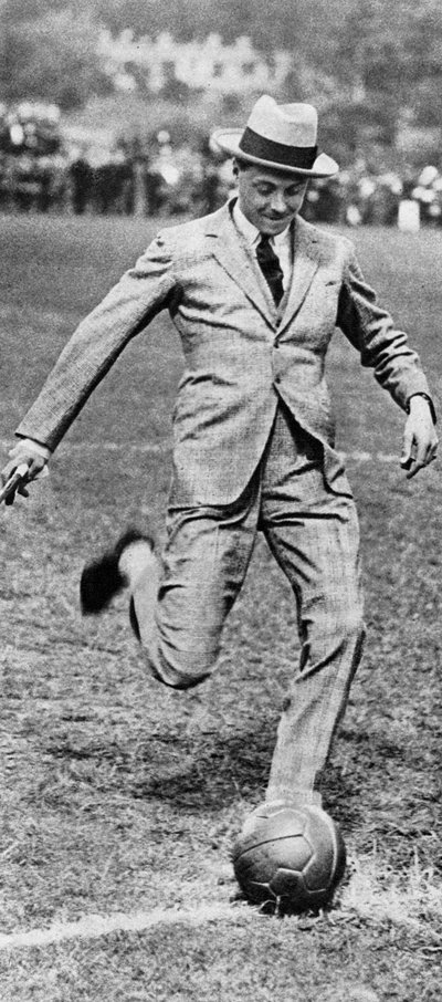 Der Prinz von Wales eröffnet das Fußballspiel Spurs gegen Fulham, 1921 von Unbekannt