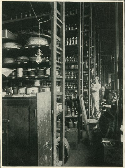 Die Regale von Edisons Labor mit Proben jeder bekannten Substanz, 1902 von Unbekannt