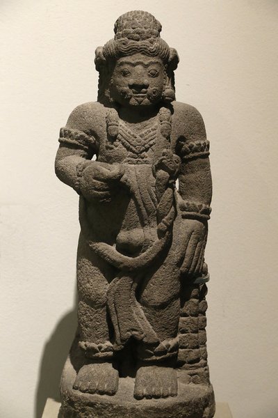 Das Victoria und Albert Museum. Wächterfigur aus einem epischen Drama. Vulkangestein. Indonesien (Ost-Java). 1400-1500. Majapahit-Periode. Vereinigtes Königreich von Unbekannt