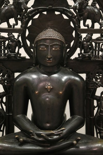 Das Victoria und Albert Museum. Der Jina Shantinatha. 1168; die Rückplatte etwa 1300-1500. Kupferlegierung mit Silber- und Kupfereinlagen. Wahrscheinlich Westindien. Vereinigtes Königreich von Unbekannt