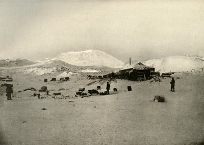Das Winterquartier. Mit dem Mount Erebus im Hintergrund, ca. 1908, 1909 von Unbekannt