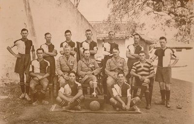 Die Fußballmannschaft der jungen Soldaten des ersten Bataillons, The Queens Own Royal West Kent Regiment von Unbekannt