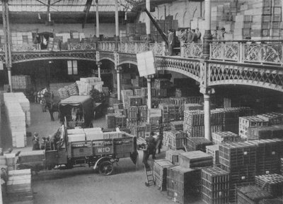 Der Versandraum eines der großen Regierungsdepots, 1915 von Unbekannt