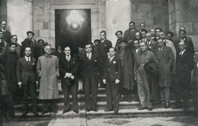 Der Leiter der baskischen Regierung (oder Lehendakari) Jose Antonio Aguirre und Mitglieder der Regierung, Barcelona. Jubert Figueras Private Foundation. von Unbekannt