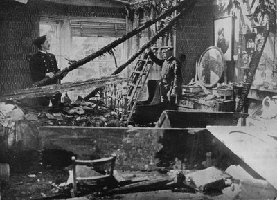Das Innere eines der zerstörten Häuser in Southend, 1915 von Unbekannt