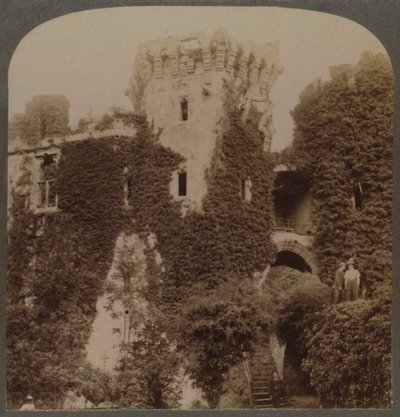 Die efeubewachsenen Türme von Raglan Castle, die letzte Festung von Karl I., Monmouthshire, England, ca. 1 von Unbekannt