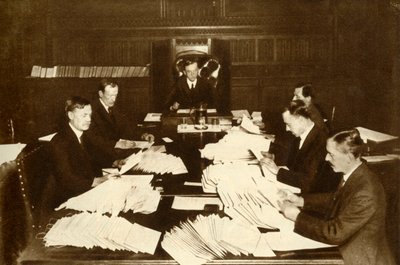 Szene im Büro des Lordkanzlers...Parlamentswahl, 1923, 1935 von Unbekannt