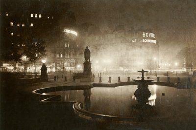 Trafalgar Square. Blick Richtung Charing Cross. London bei Nacht, 1928 von Unbekannt