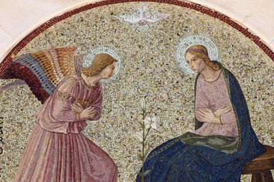 Tympanon-Mosaik, das die Verkündigung darstellt, in der Madonna della Scala Benediktinerabtei, Noci, Apulien, Noci, Italien von Unbekannt