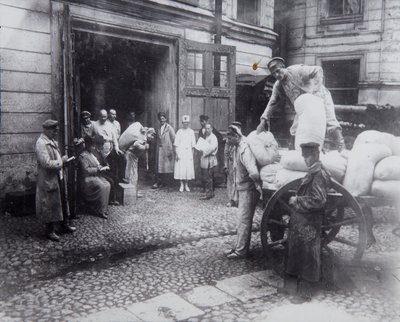 Entladen von Lebensmitteln, das Haus der Wissenschaftler, Petrograd, Russland, um 1920-1924 von Unbekannt
