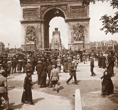 Siegesfeier, Zivilisten am Arc de Triomphe, Paris, Frankreich, Juli 1919 von Unbekannt