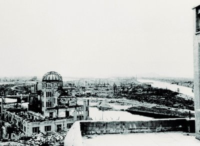 Ansicht der Stadt Hiroshima nach der Explosion der Atombombe: Ruine des Landwirtschaftsausstellungspalastes von Unbekannt