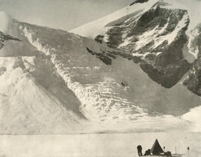 Lager der Westpartei am 28. Dezember unter einem hängenden Gletscher bei den Cathedral Rocks, 1909 von Unbekannt