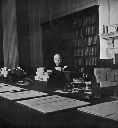 Winston Churchill im Kabinettsraum der Downing Street 10, 1940er, 1945 von Unbekannt